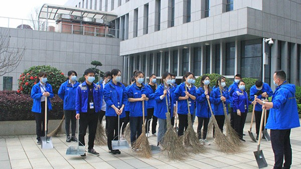 波隆水務集團繼續(xù)弘揚雷鋒精神組織員工在榔梨片區(qū)開展志愿清掃街道活動